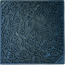 Cargar imagen en el visor de la galería, Lick Mat Calaveras - alfombra comedero