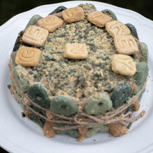 Cargar imagen en el visor de la galería, Tarta de cumpleaños perro - Bomba de sardinas y espirulina