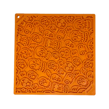 Cargar imagen en el visor de la galería, Lick Mat Calaveras - alfombra comedero