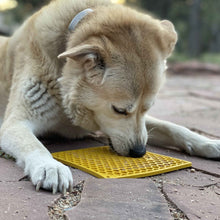 Cargar imagen en el visor de la galería, Lick Mat Panal - alfombra comedero