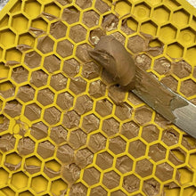 Cargar imagen en el visor de la galería, Lick Mat Panal - alfombra comedero