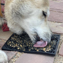 Cargar imagen en el visor de la galería, Lick Mat Calaveras - alfombra comedero