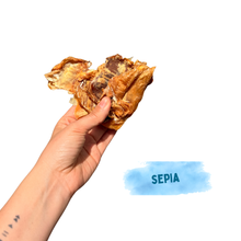Cargar imagen en el visor de la galería, TRUFAS BOX 2.0 Mayo - “PEZCADILLA EN LA COCINA” 🐟 -  edición perro 🐶