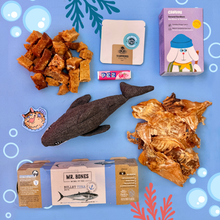 Cargar imagen en el visor de la galería, TRUFAS BOX 2.0 Mayo - “PEZCADILLA EN LA COCINA” 🐟 -  edición perro 🐶